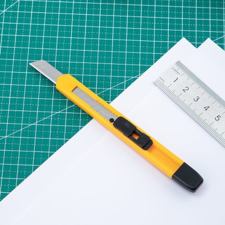 Нож канцелярский Deli  9 мм, сталь, корп. ассорти