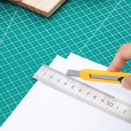 Нож канцелярский Deli  9 мм, сталь, корп. ассорти