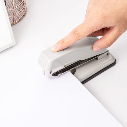 Степлер Deli 24/6, 26/6, 24/8 на 50 листов, поворотный корпус, белый